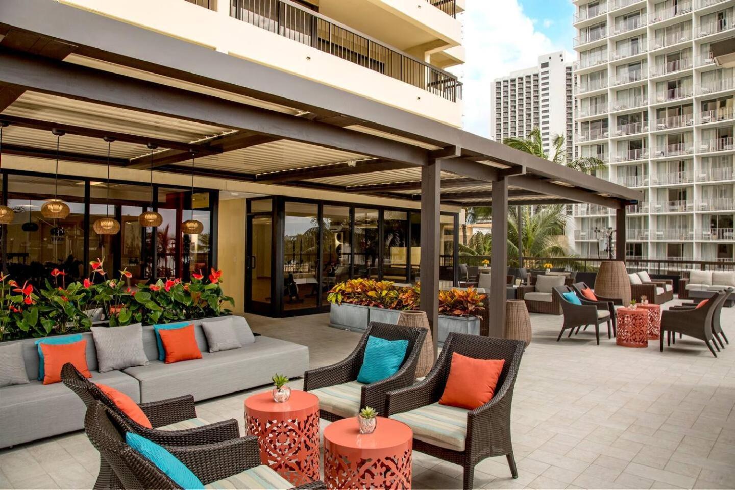 Luxury Oceanfront 2 Bedroom Apartment At Waikiki Beach Tower ホノルル エクステリア 写真