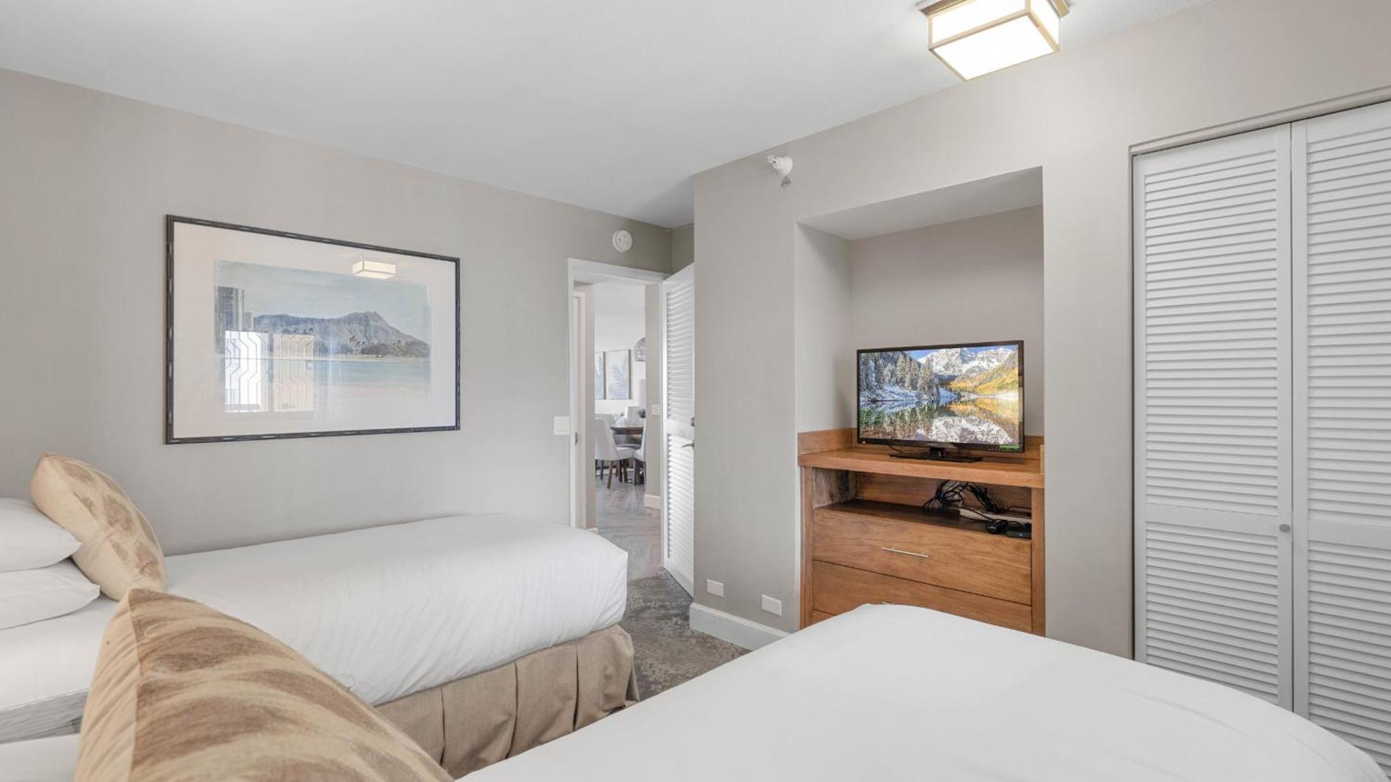 Luxury Oceanfront 2 Bedroom Apartment At Waikiki Beach Tower ホノルル エクステリア 写真