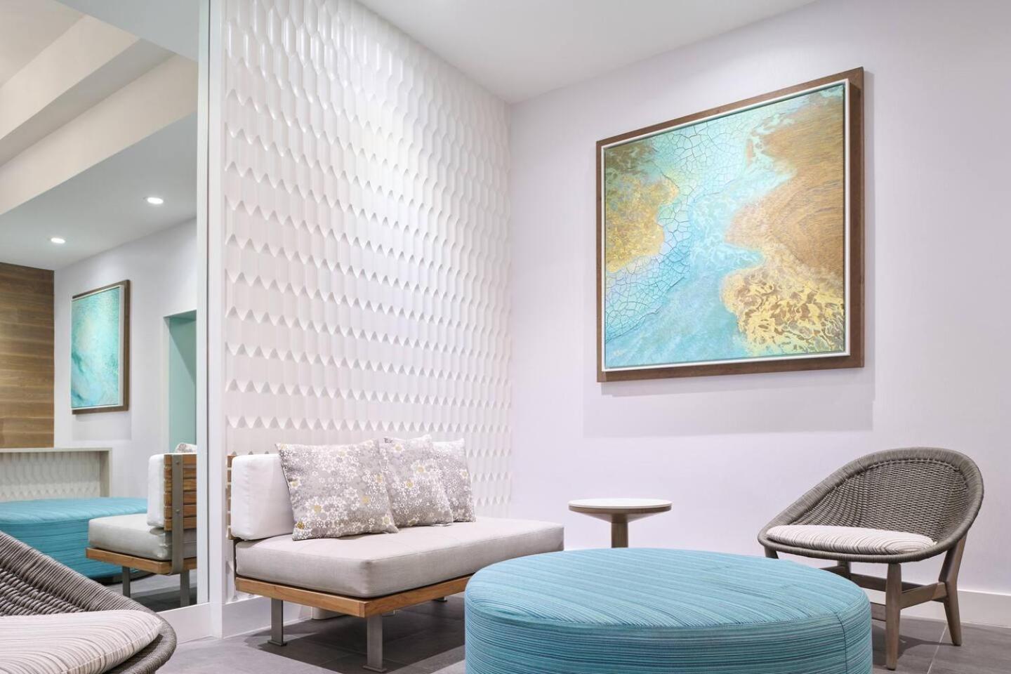 Luxury Oceanfront 2 Bedroom Apartment At Waikiki Beach Tower ホノルル エクステリア 写真