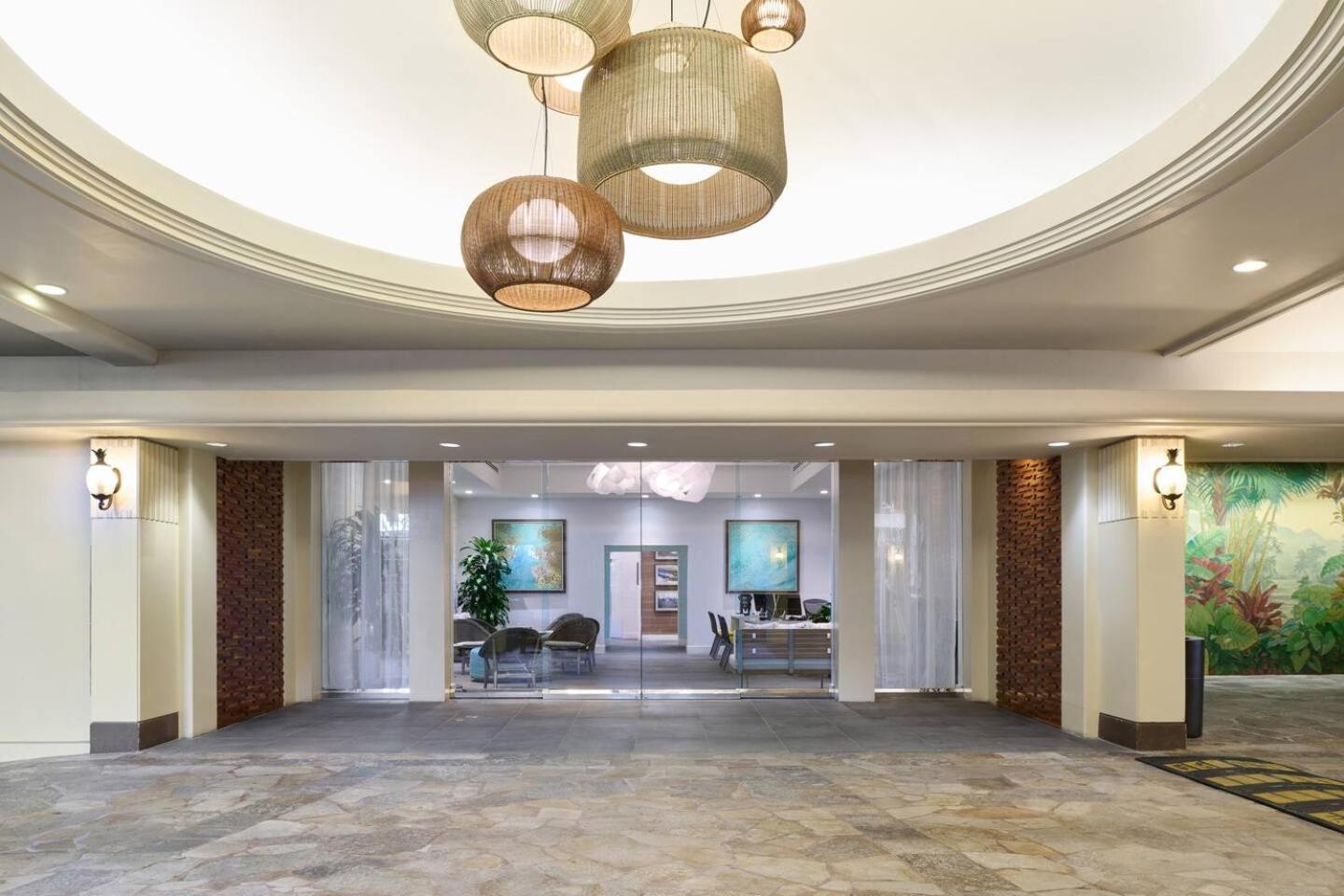 Luxury Oceanfront 2 Bedroom Apartment At Waikiki Beach Tower ホノルル エクステリア 写真