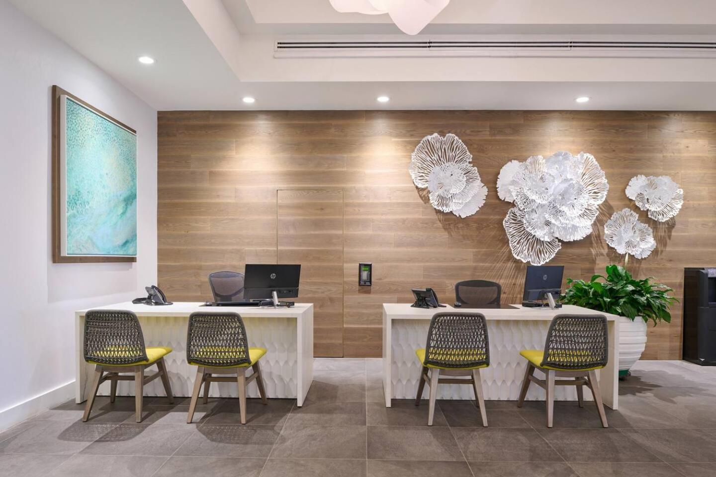 Luxury Oceanfront 2 Bedroom Apartment At Waikiki Beach Tower ホノルル エクステリア 写真
