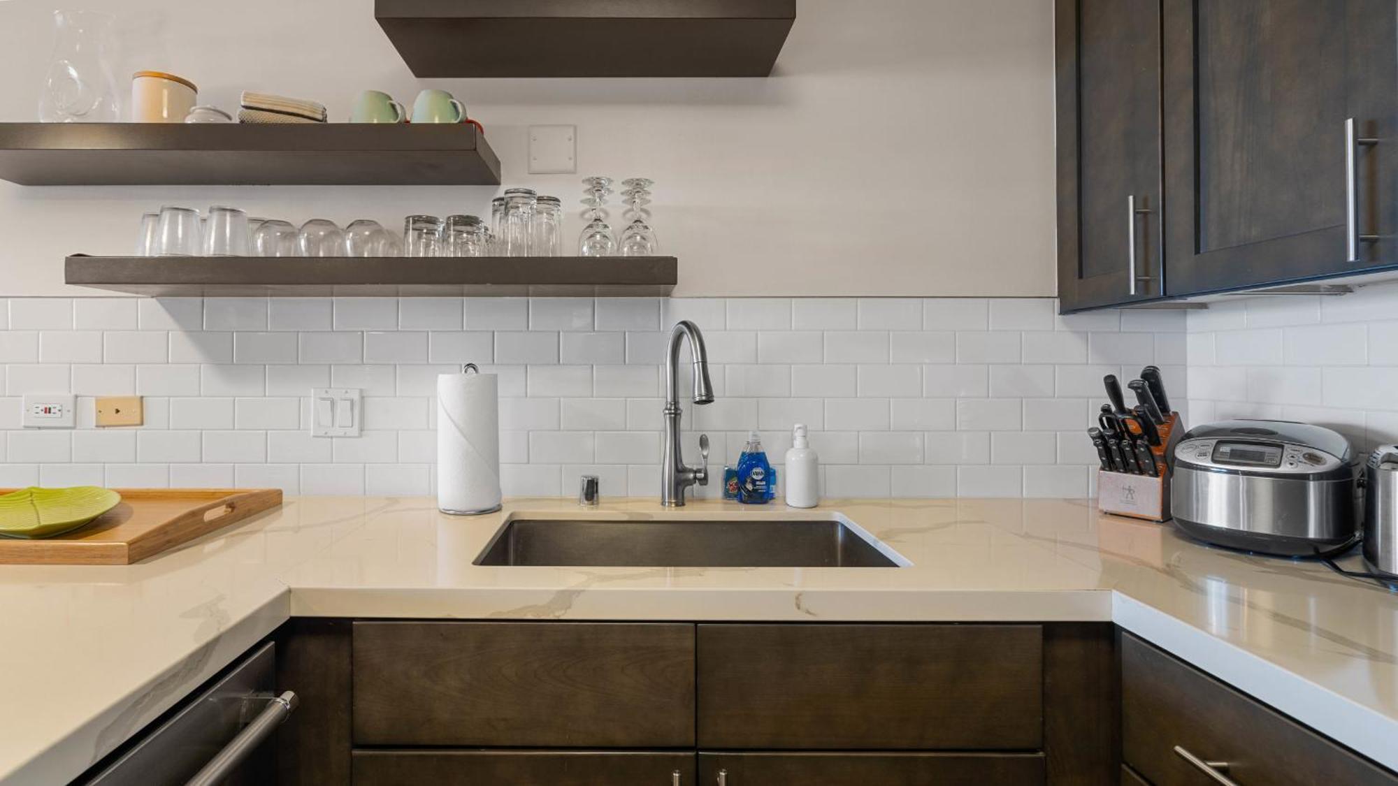 Luxury Oceanfront 2 Bedroom Apartment At Waikiki Beach Tower ホノルル エクステリア 写真