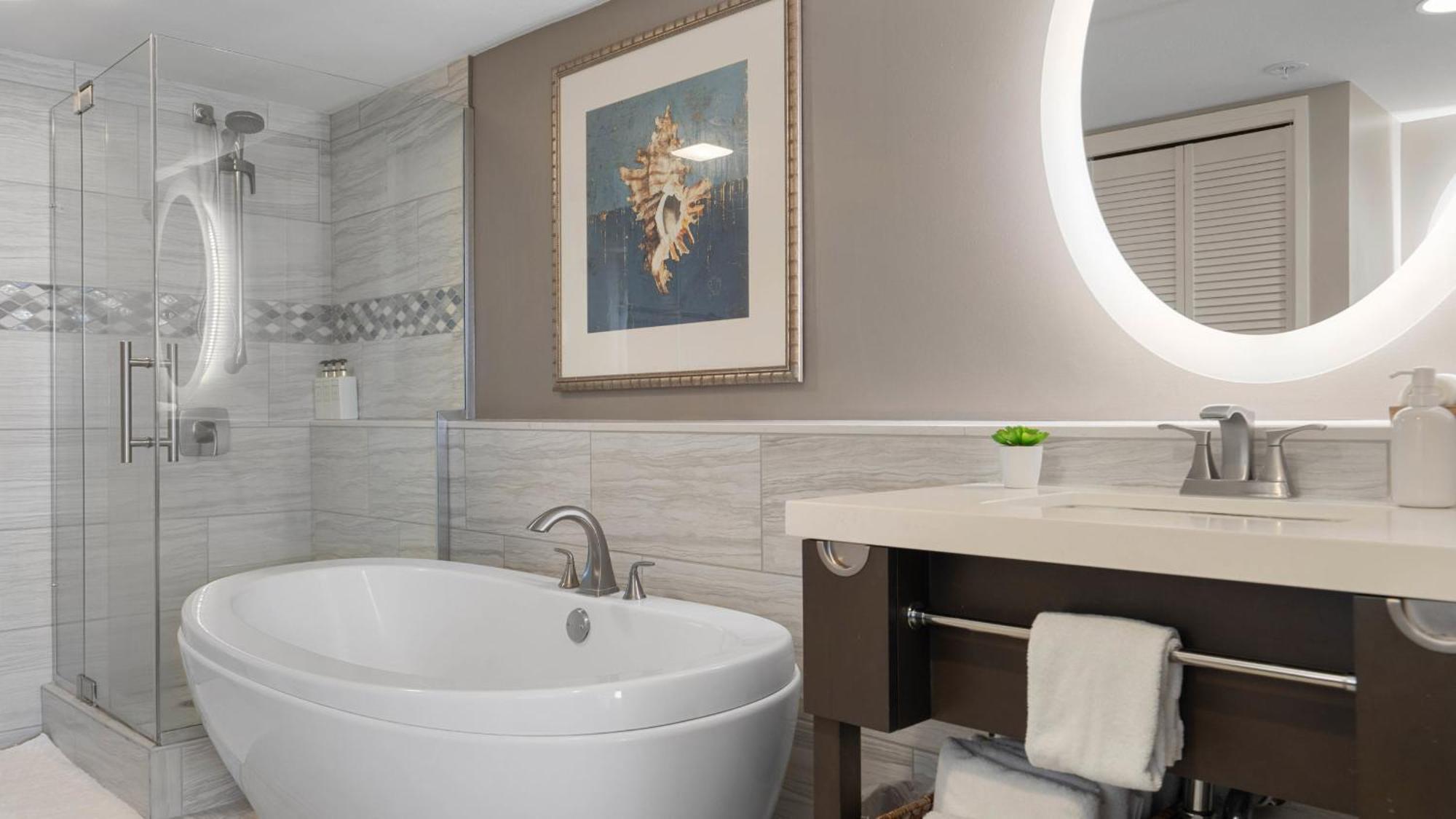 Luxury Oceanfront 2 Bedroom Apartment At Waikiki Beach Tower ホノルル エクステリア 写真