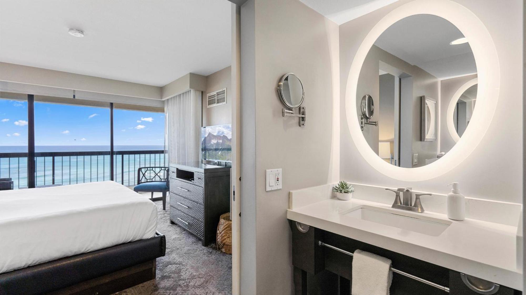 Luxury Oceanfront 2 Bedroom Apartment At Waikiki Beach Tower ホノルル エクステリア 写真