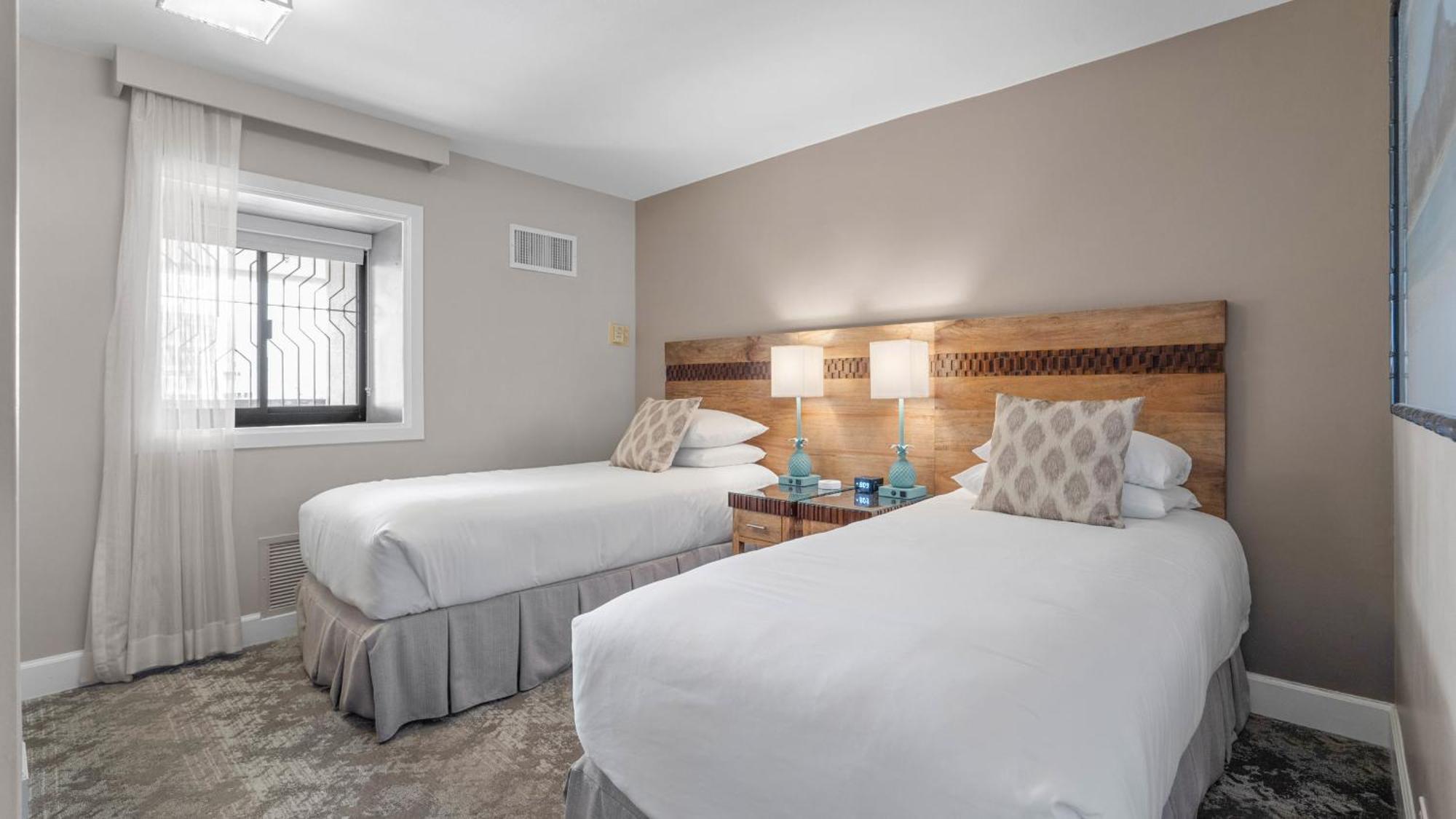 Luxury Oceanfront 2 Bedroom Apartment At Waikiki Beach Tower ホノルル エクステリア 写真