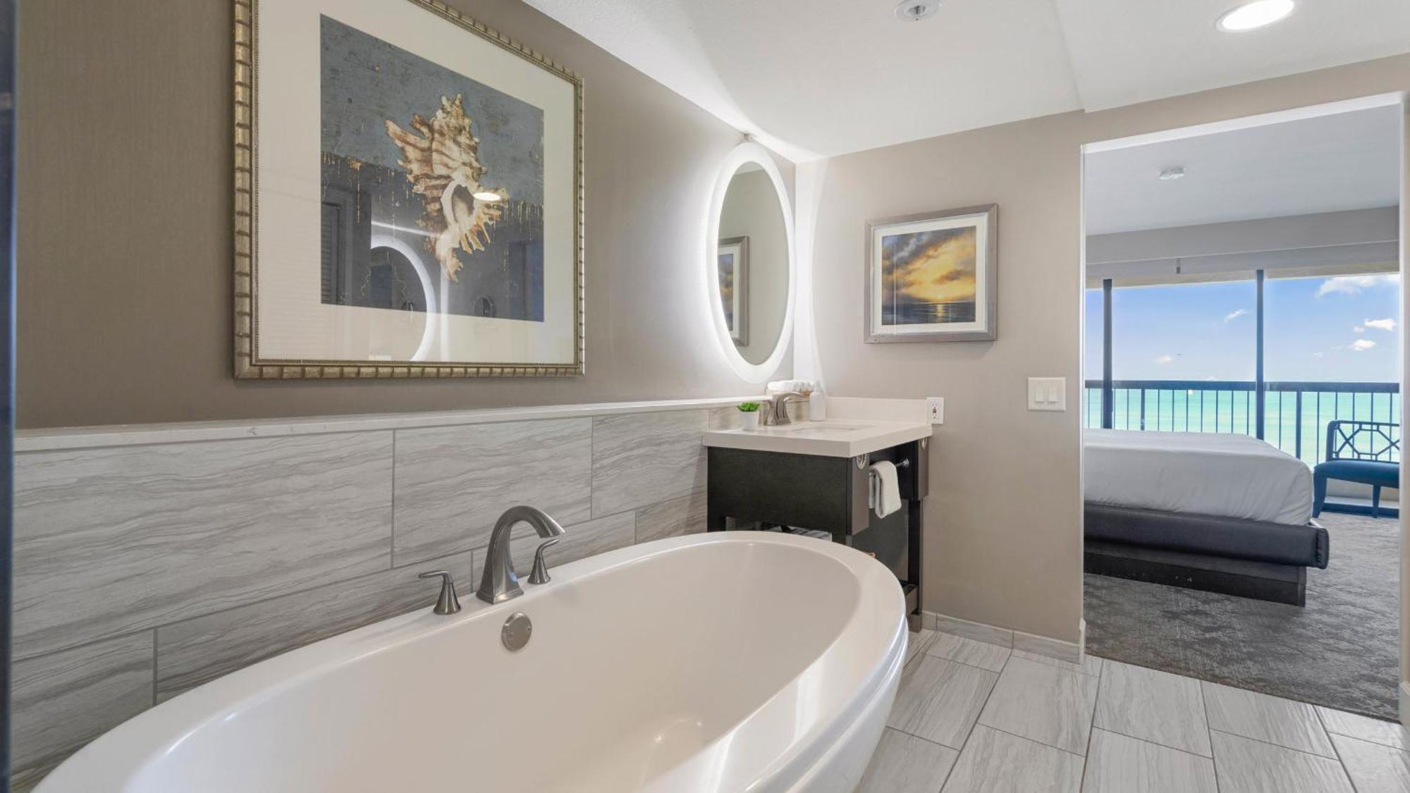 Luxury Oceanfront 2 Bedroom Apartment At Waikiki Beach Tower ホノルル エクステリア 写真