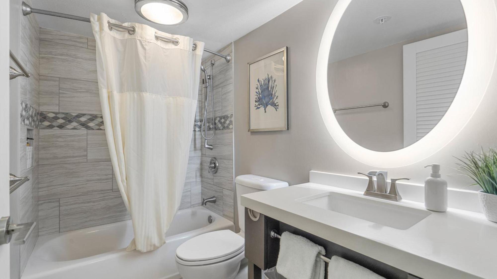 Luxury Oceanfront 2 Bedroom Apartment At Waikiki Beach Tower ホノルル エクステリア 写真