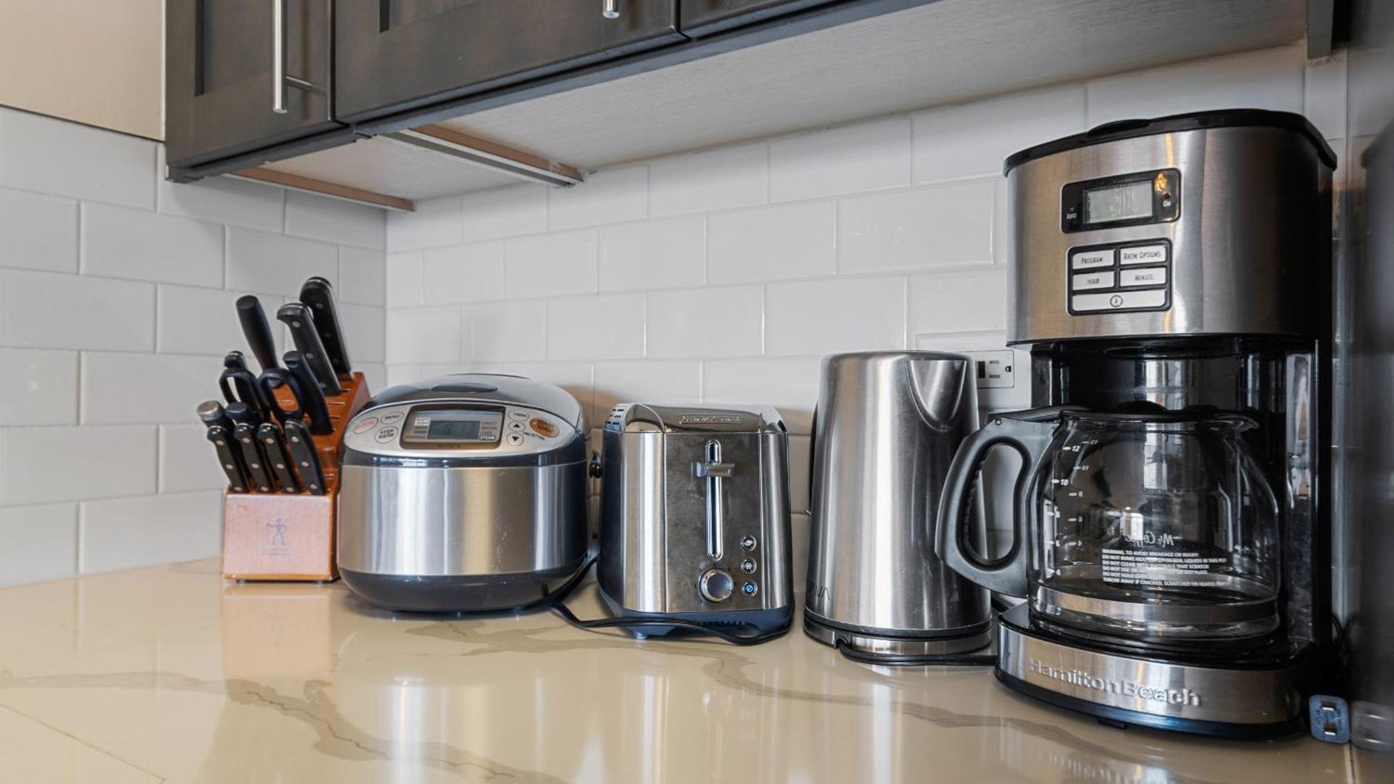 Luxury Oceanfront 2 Bedroom Apartment At Waikiki Beach Tower ホノルル エクステリア 写真
