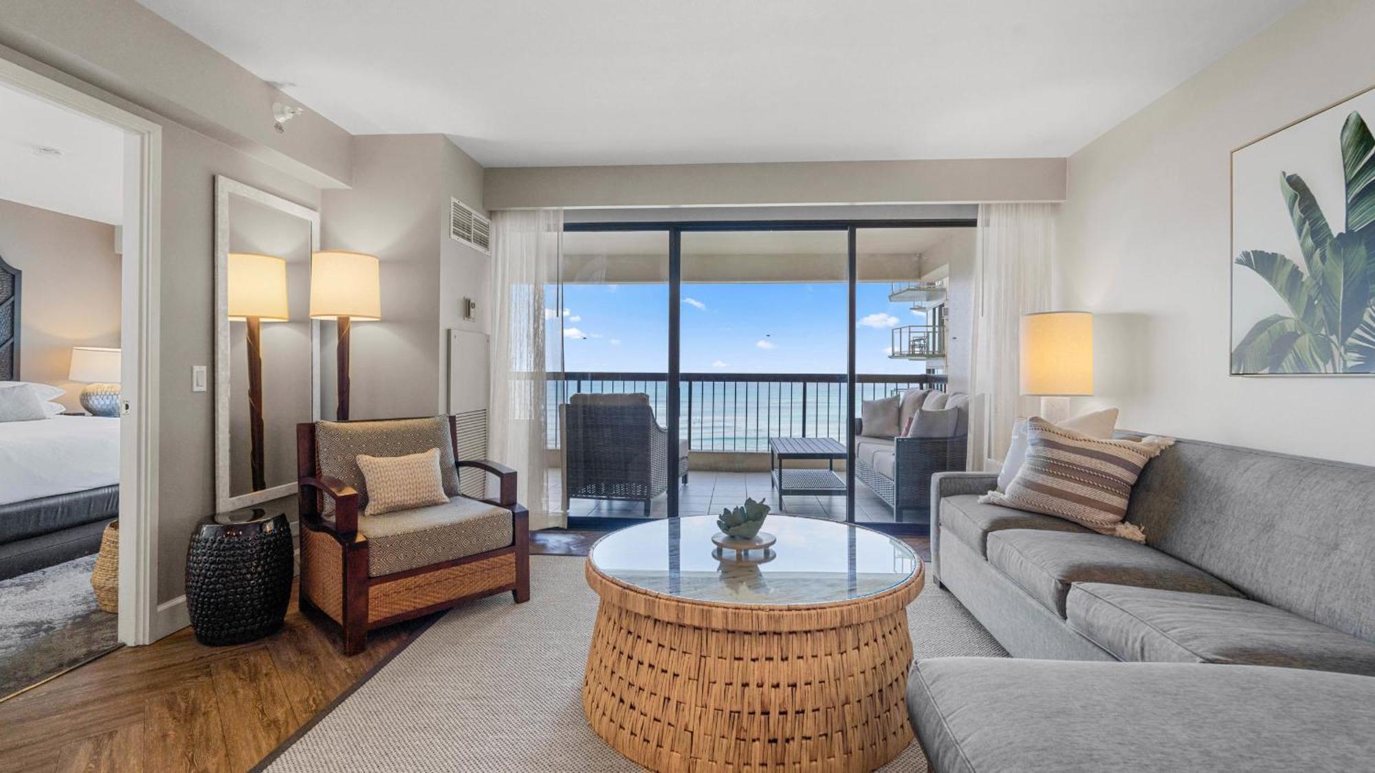 Luxury Oceanfront 2 Bedroom Apartment At Waikiki Beach Tower ホノルル エクステリア 写真