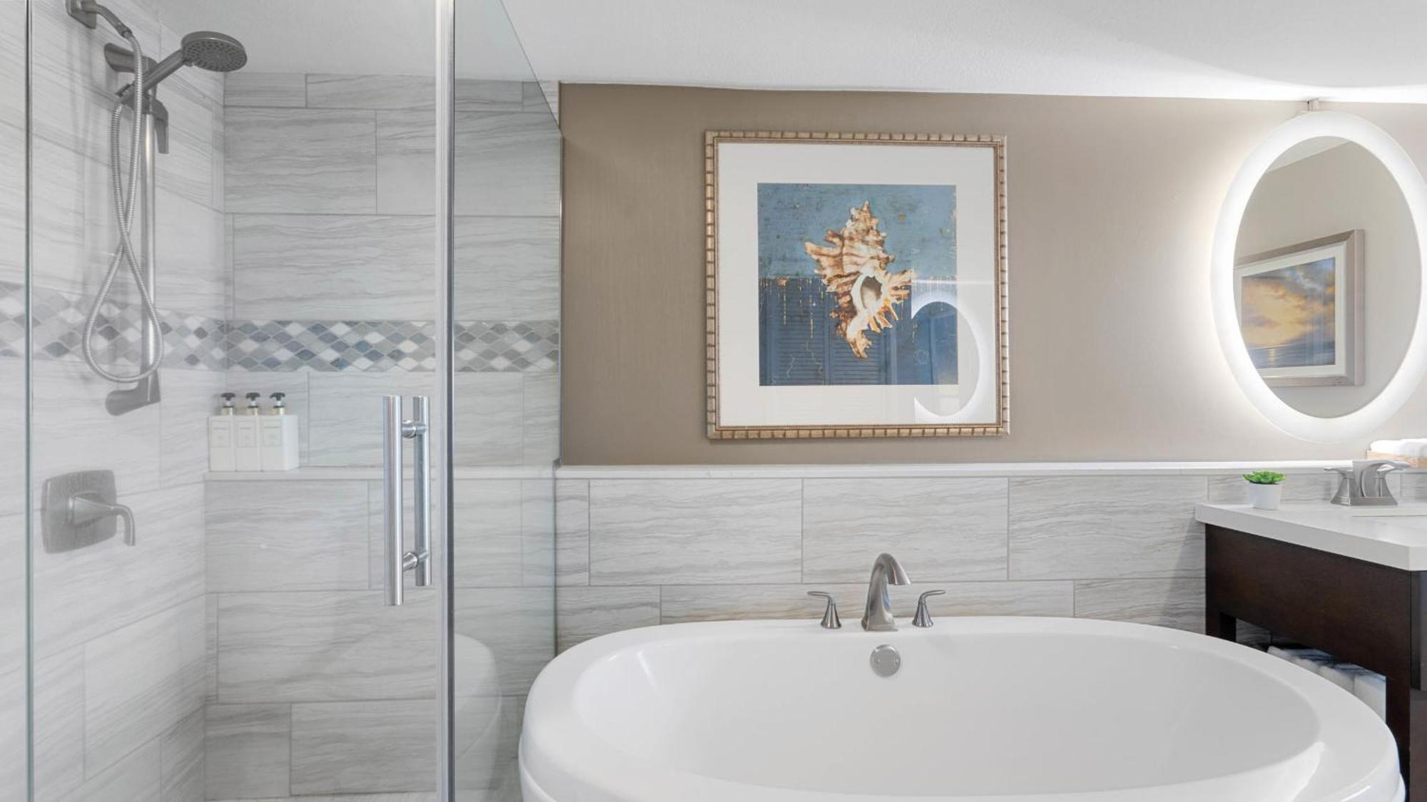 Luxury Oceanfront 2 Bedroom Apartment At Waikiki Beach Tower ホノルル エクステリア 写真
